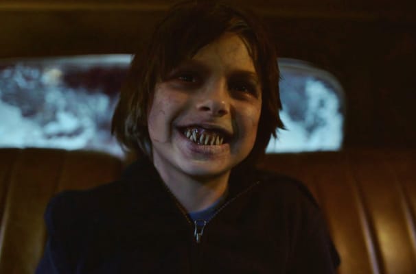 Kind in de auto van Charlie Manx in NOS4A2, getransformeerd tot een koud en zielloos wezen met lange, scherpe tanden.