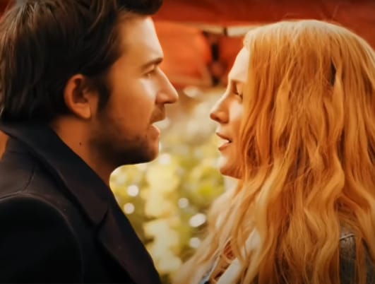 Lily en Atlas tijdens hun ontmoeting in de film It Ends With Us