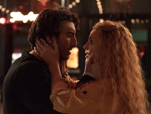 Lily en Ryle in een emotioneel moment uit de film It Ends With Us