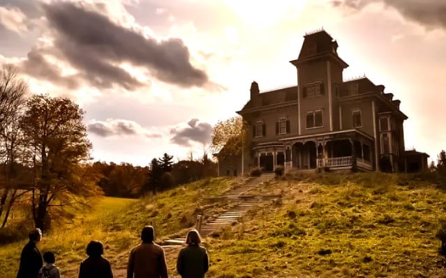 Ben Mears en zijn medestanders kijken naar het angstaanjagende Marsten Huis in de film Salem's Lot (2024).