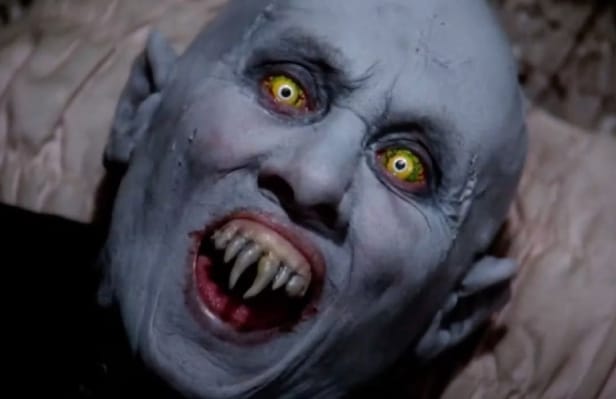 Close-up van een vampier uit Salem's Lot (2024) met gele ogen en scherpe tanden, een angstaanjagende scène uit de film.