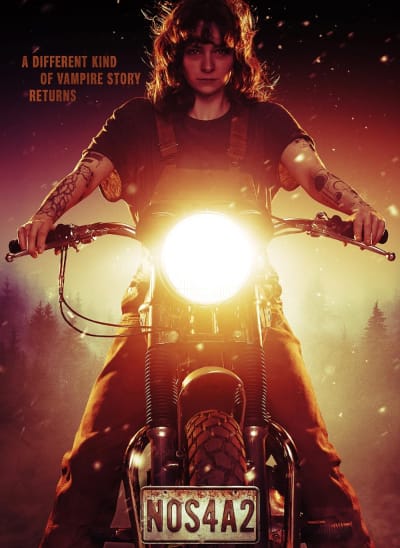 Victoria McQueen, hoofdpersoon uit NOS4A2, als volwassen vrouw op haar motor, klaar voor haar strijd tegen Charlie Manx.