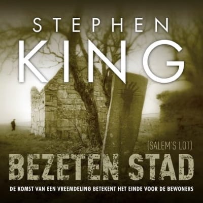 Boekcover van Bezeten Stad (Salem's Lot) door Stephen King, met afbeelding van een vervallen gebouw en een grafsteen in een griezelig landschap.