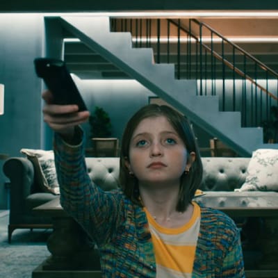 Rose kijkt televisie in de bunker in Leave the World Behind