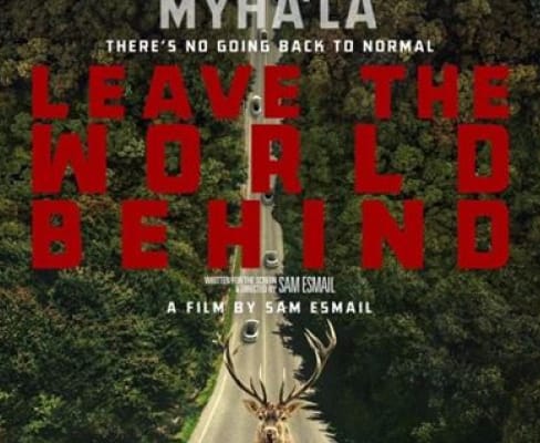 Film poster van Leave the World Behind met hert op de weg en tekst 'There's No Going Back to Normal