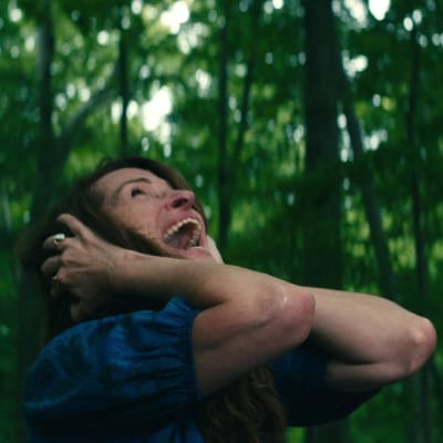 Personage uit Leave the World Behind reageert angstig op mysterieus geluid in het bos