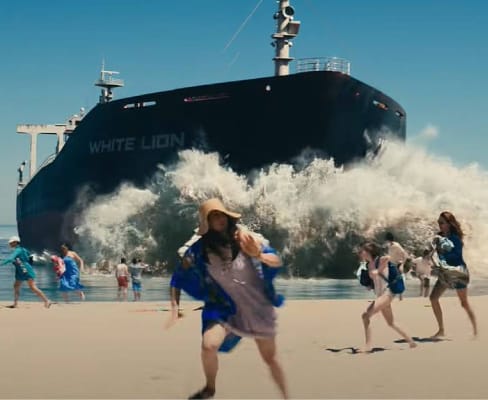 Een groot schip strandt op het strand terwijl mensen in paniek wegrennen in Leave the World Behind