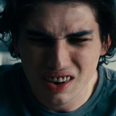 Personage uit Leave the World Behind verliest tanden door mysterieuze ziekte