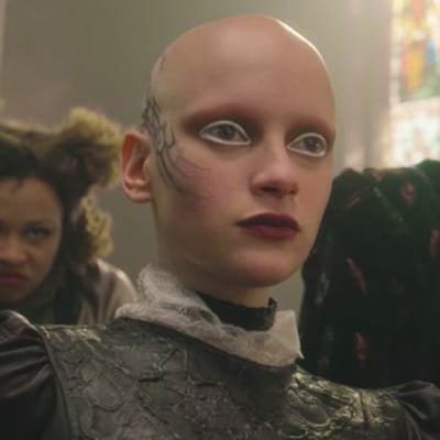 Joelle, het kale meisje uit The School for Good and Evil