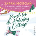 Boekcover van 'Kerst in de Holiday Cottage' door Sarah Morgan, met een sneeuwlandschap en een vrouw die sneeuwengelen maakt."