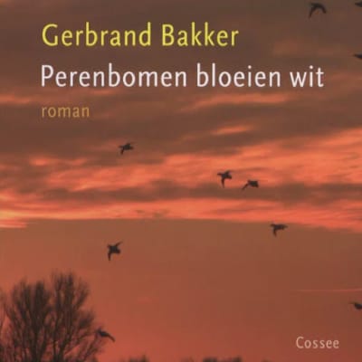 Boekcover van Perenbomen bloeien wit door Gerbrand Bakker, met silhouetten van vogels tegen een oranje lucht.
