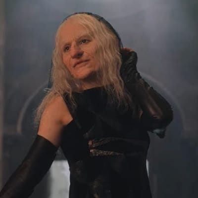 Sophie verandert in een oude en lelijke verschijning in The School for Good and Evil