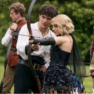 Tedros helpt Sophie met boogschieten in The School for Good and Evil op Netflix