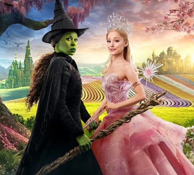 Elphaba en Glinda uit Wicked, samen afgebeeld in een kleurrijke setting met het Smaragden Paleis op de achtergrond.