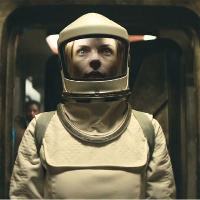 Juliette in de trailer van seizoen 2 van de Silo serie op Apple TV+, in een beschermend pak in een donkere gang.