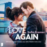 Omslag van het boek Love Again van Sofie Cramer met het stel dat elkaar omhelst voor een stedelijke achtergrond