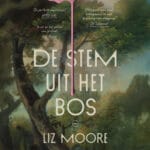 Boekcover van De stem uit het bos door Liz Moore, met een bosachtige achtergrond en een roze druipend element bovenaan.