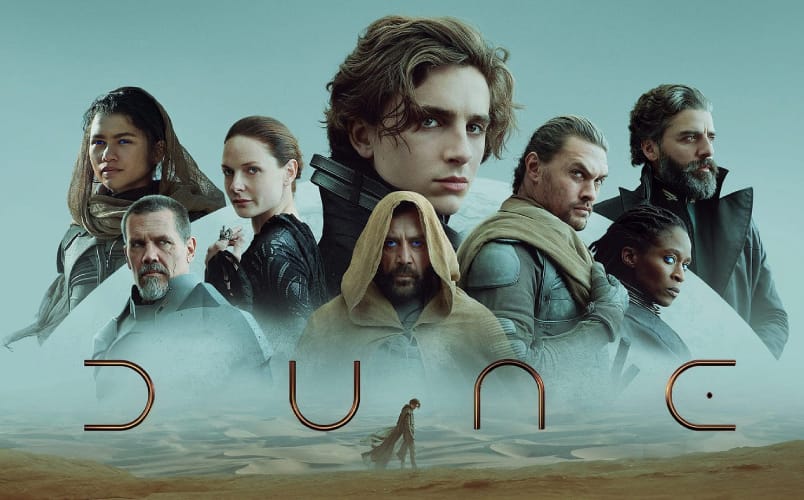 Promotieafbeelding van de film Dune met hoofdpersonages, waaronder Paul Atreides, Chani en Leto Atreides, tegen een woestijnachtergrond.