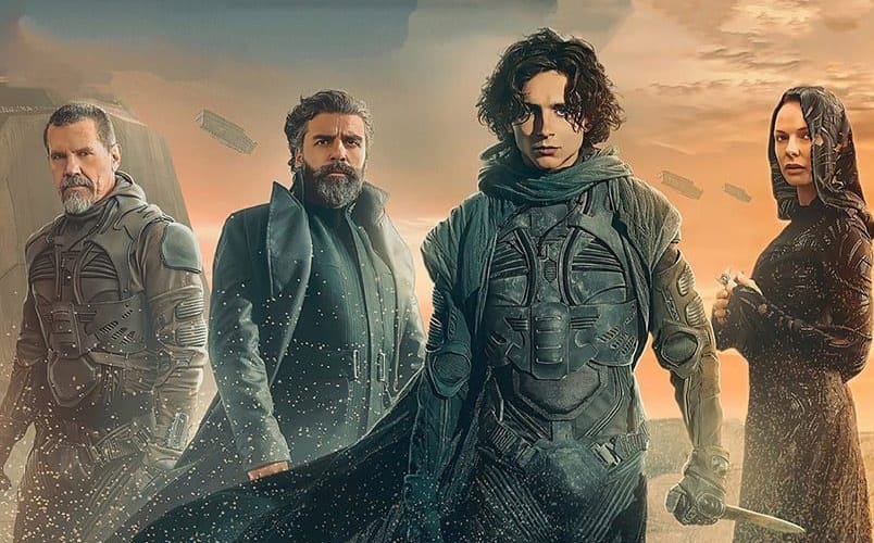 Personages uit de film Dune, waaronder Paul Atreides, Leto Atreides en Lady Jessica, gekleed in woestijnuitrusting op de planeet Arrakis.