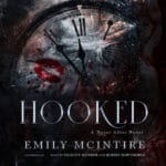 Cover van het boek Hooked van Emily McIntire. Een duistere klok met bloedspetters en een rode lippenafdruk symboliseren de donkere romantiek en spanning in dit moderne hervertelde sprookje.