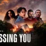 Promotieafbeelding van Missing You, de Netflix-serie gebaseerd op het boek van Harlan Coben. Vier hoofdpersonages staan afgebeeld met een brandende schuur op de achtergrond.