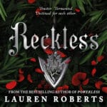 Boekcover van Reckless door Lauren Roberts, met een zilveren embleem, rode bloemblaadjes en donkere bladeren.