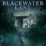 Poster van de Netflix-film Blackwater Lane, een verfilming van het boek Gebroken van B.A. Paris. Een groot landhuis met een donkere, mysterieuze sfeer.