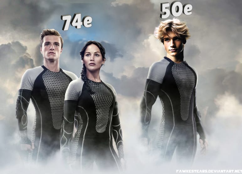 Haymitch Abernathy in de 50e Hongerspelen naast Katniss Everdeen en Peeta Mellark uit de 74e Hongerspelen, in hun arena-outfits.