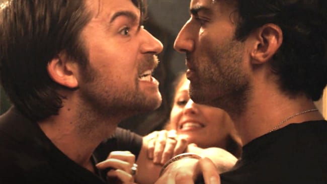 Atlas en Ryle in een gespannen confrontatie in It Ends with Us, met Lily die tussenbeide probeert te komen.