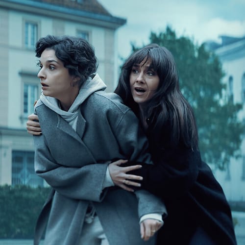 Greta in een spannende scène uit de Netflix-serie Just One Look
