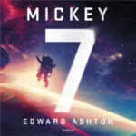 Omslag van het luisterboek Mickey7 door Edward Ashton, met een astronaut zwevend in de ruimte boven een planeet.