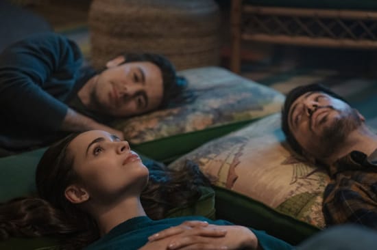 Alex ligt met haar twee broers op de grond in een scène uit The Life List film