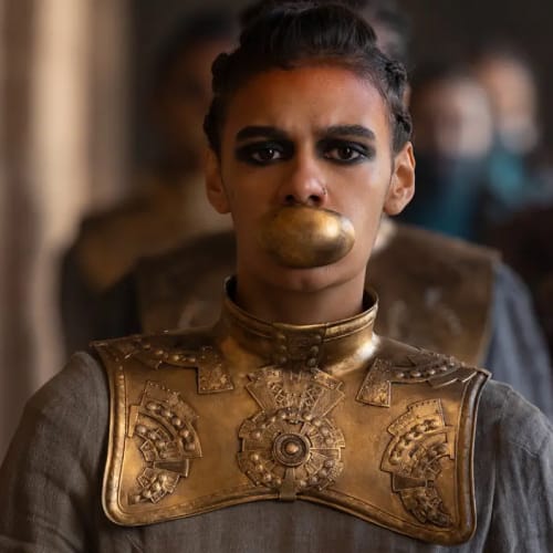 Damane uit The Wheel of Time seizoen 2 met mondstuk en Seanchan-harnas