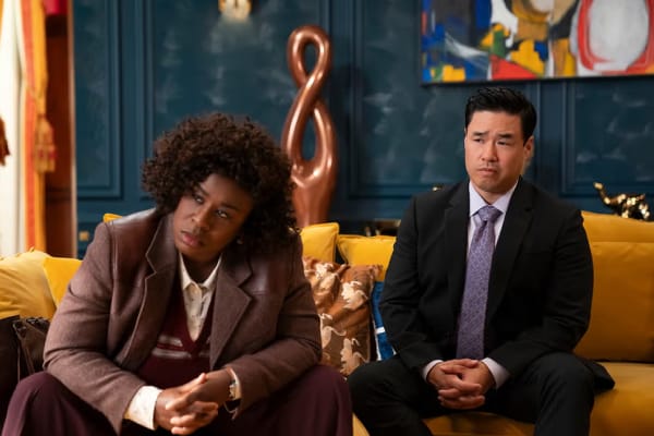 Cordelia Cupp en agent Park zitten op een gele bank in The Residence, beiden kijken serieus