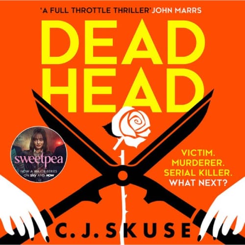 Boekcover van Dead Head van C.J. Skuse, deel in de Sweetpea-serie, met schaar en roos en vermelding van verfilming op SkyShowtime