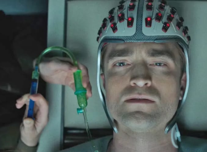 Robert Pattinson als Mickey in de film Mickey 17, tijdens een wetenschappelijke procedure aan boord van het kolonieschip