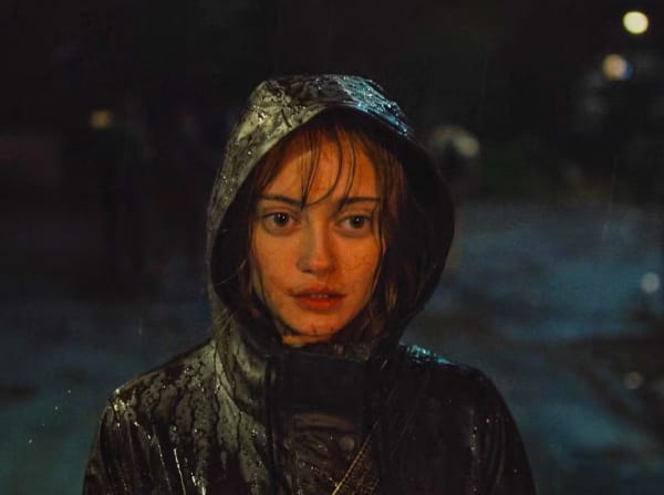 Rhiannon in de serie Sweetpea op SkyShowtime, met capuchon in de regen