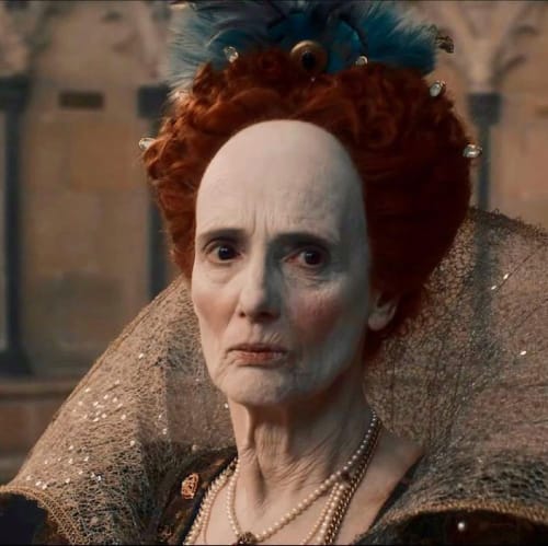 Koningin Elizabeth I in A Discovery of Witches Netflix serie