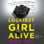 Boekcover van *Luckiest Girl Alive* van Jessica Knoll, met een zwarte roos op een witte achtergrond