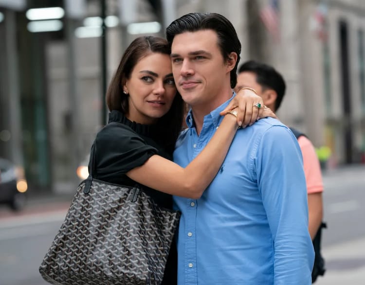 Scène uit de Netflix-film *Luckiest Girl Alive* met Ani en haar verloofde op straat
Scène uit de Netflix-film *Luckiest Girl Alive* met Ani en haar verloofde op straat