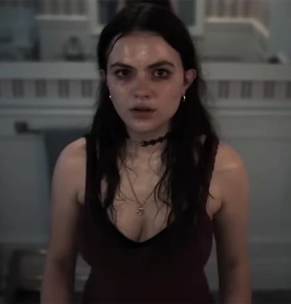 Ani als tiener in een emotionele scène uit Luckiest Girl Alive, zwetend en in shock na een traumatische gebeurtenis