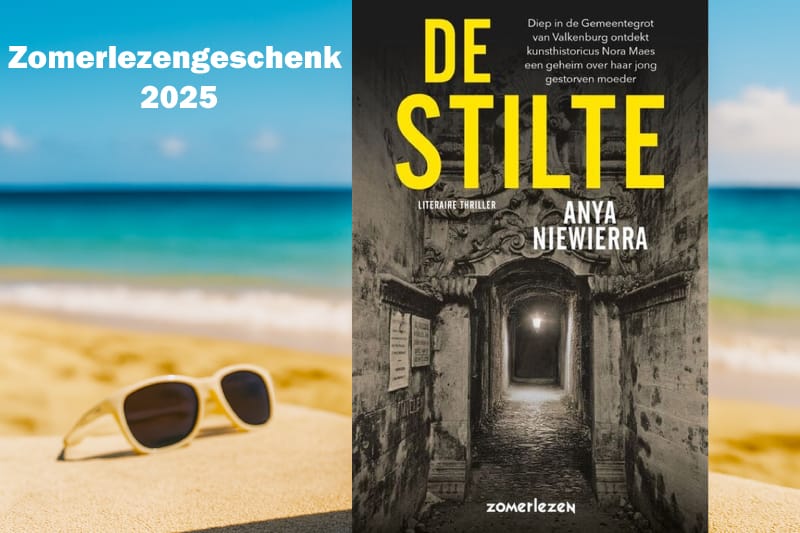 Het boek De Stilte van Anya Niewierra als zomerleesgeschenk 2025 op het strand