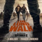 Poster van de film The Long Walk, met jongens die lopen op een weg tussen soldaten, bioscooprelease 12 september 2025