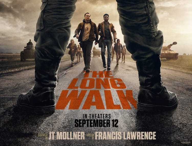 Poster van de film The Long Walk, met jongens die lopen op een weg tussen soldaten, bioscooprelease 12 september 2025
