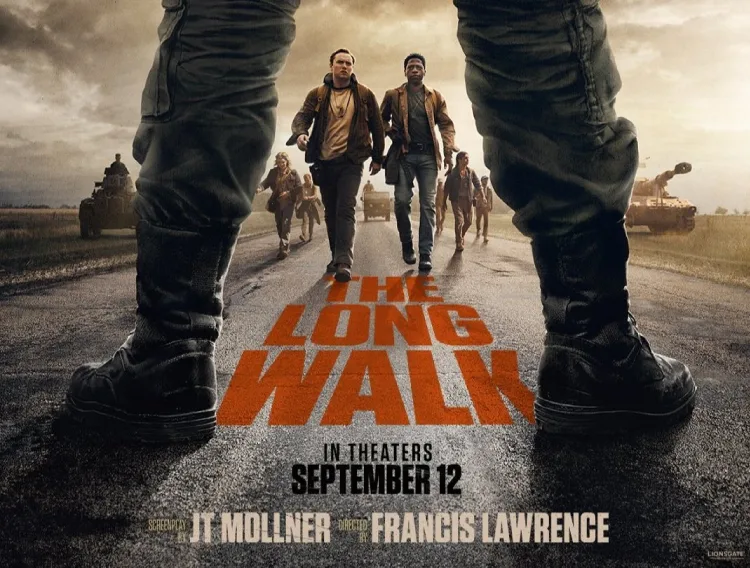 Poster van de film The Long Walk, met jongens die lopen op een weg tussen soldaten, bioscooprelease 12 september 2025