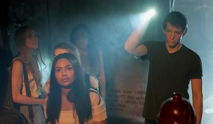 Groep tieners in een donkere ruimte tijdens een opdracht in de serie Panic op Amazon Prime.