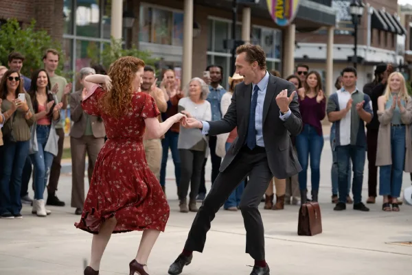 Tom Hiddleston danst als Charles Krantz met Annalise Basso in de film The Life of Chuck Stephen King