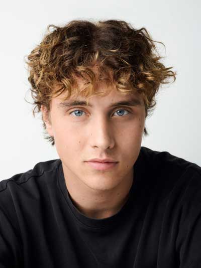 Joseph Zada als jonge Haymitch Abernathy in Dageraad boven de boete