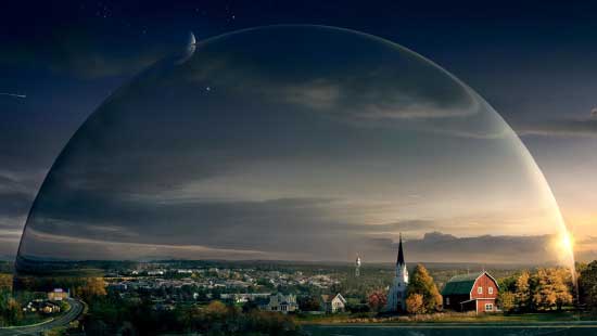 Stad onder een grote transparante koepel uit de serie Under the Dome op SkyShowtime.