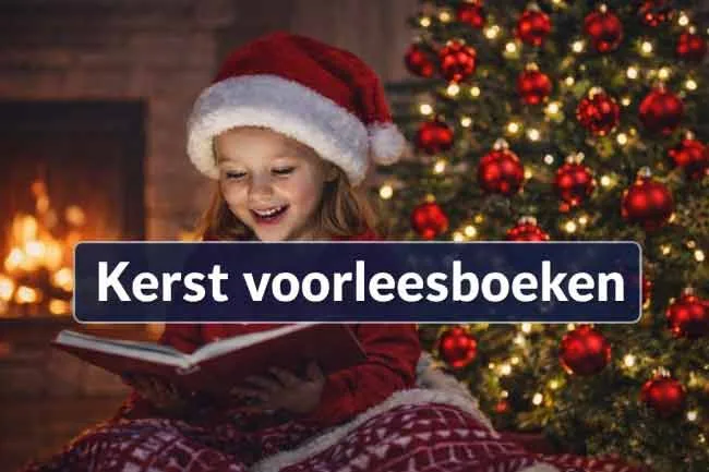 kind leest een kerstboek bij de kerstboom en open haard